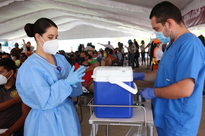  Inicia vacunación de personal de la UdeG en todo Jalisco