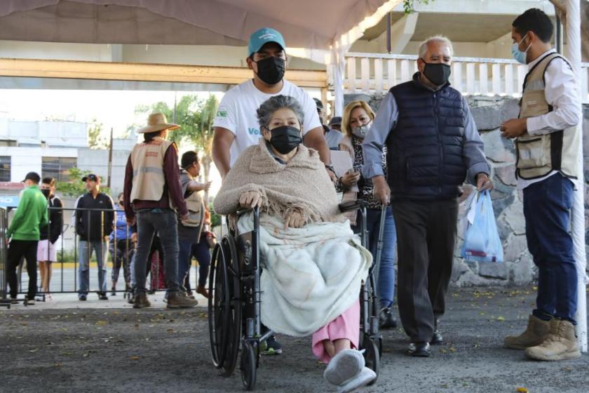  Aplican CUCEI, CUAAD y CUSur segunda dosis de la vacuna Sinovac a adultos mayores