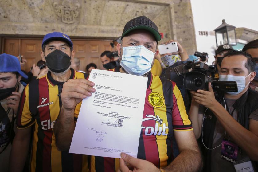 Entrega UdeG 5 mil cartas en Casa Jalisco para exigir al Gobernador del Estado respeto a la autonomía universitaria