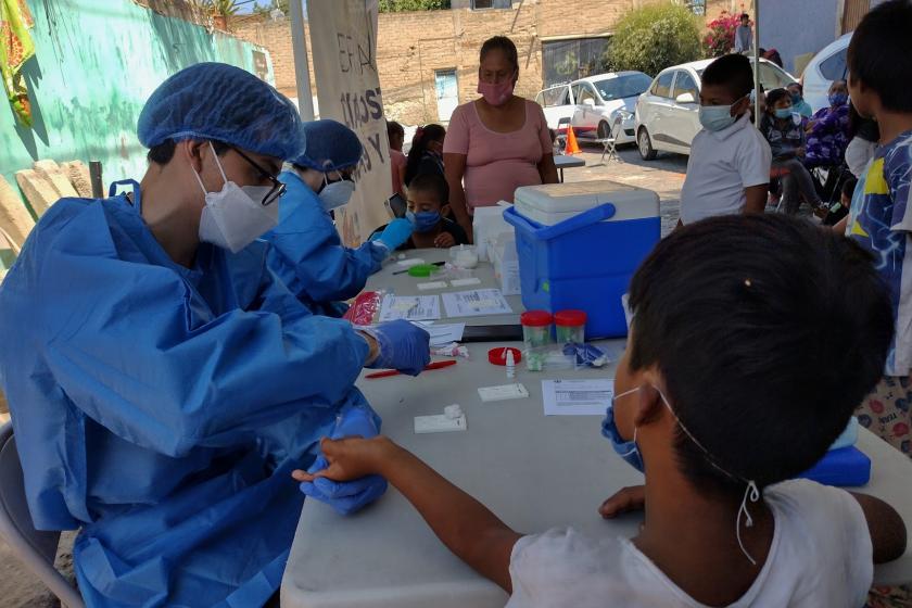 En el marco de las Jornadas de salud comunitaria Del 13 al 15 de octubre fueron beneficiadas 60  familias de la cultura hñähñu, que viven en  las colonias Francisco I. Madero, Buenos Aires y Guayabitos, aledañas al Cerro del Cuatro, en el municipio de Tlaquepaque, con servicios médicos de primer nivel, aplicación de pruebas de dengue y COVID-19, en el marco de las Jornadas de salud comunitarias.    El 15 de octubre se aplicaron 52 pruebas de antígeno para la detección de dengue; de las cuales, 18 personas r
