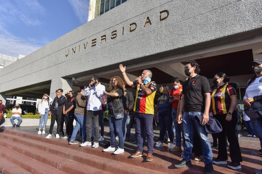 500 personas, entre estudiantes y académicos, marcharon hacia Casa Jalisco en defensa de la autonomía universitaria. Suman 23 mil cartas entregadas al gobernador Una vez más, los universitarios salieron a las calles en defensa de la autonomía universitaria. Esta vez tocó el turno a académicos y estudiantes de la Preparatoria 2, del Sistema de Educación Media Superior (SEMS) de la Universidad de Guadalajara, quienes dieron muestras de civismo y educación en su marcha al conservar el orden, seguir las medidas