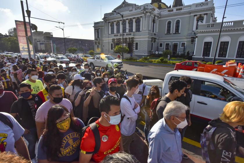 500 personas, entre estudiantes y académicos, marcharon hacia Casa Jalisco en defensa de la autonomía universitaria. Suman 23 mil cartas entregadas al gobernador Una vez más, los universitarios salieron a las calles en defensa de la autonomía universitaria. Esta vez tocó el turno a académicos y estudiantes de la Preparatoria 2, del Sistema de Educación Media Superior (SEMS) de la Universidad de Guadalajara, quienes dieron muestras de civismo y educación en su marcha al conservar el orden, seguir las medidas