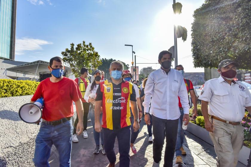 500 personas, entre estudiantes y académicos, marcharon hacia Casa Jalisco en defensa de la autonomía universitaria. Suman 23 mil cartas entregadas al gobernador Una vez más, los universitarios salieron a las calles en defensa de la autonomía universitaria. Esta vez tocó el turno a académicos y estudiantes de la Preparatoria 2, del Sistema de Educación Media Superior (SEMS) de la Universidad de Guadalajara, quienes dieron muestras de civismo y educación en su marcha al conservar el orden, seguir las medidas