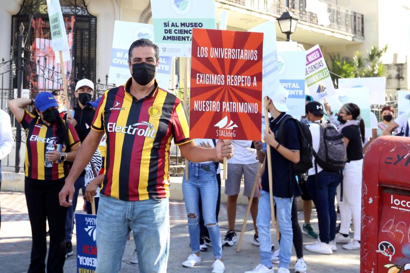 Suman 26 mil 100 las misivas dejadas en Casa Jalisco Con una serenata, académicos, trabajadores administrativos y estudiantes de la Preparatoria 3 de la Universidad de Guadalajara hicieron la entrega, en Casa Jalisco, de 3 mil 100 cartas que apoyan la construcción del Museo de Ciencias Ambientales (MCA) y del Hospital Civil de Oriente por parte de la sociedad jalisciense.   La cuarta Caminata por la Autonomía, la Salud y la Educación, en la que participaron cerca de 800 universitarios, partió alrededor de l
