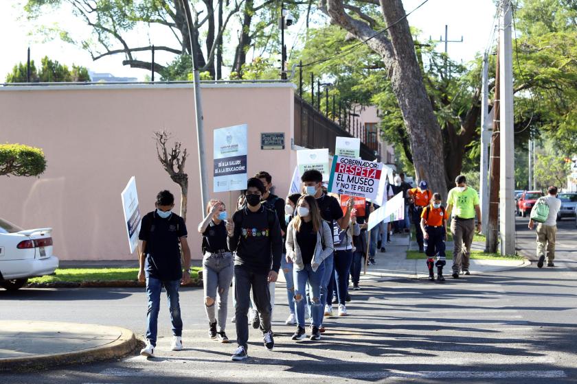 Suman 26 mil 100 las misivas dejadas en Casa Jalisco Con una serenata, académicos, trabajadores administrativos y estudiantes de la Preparatoria 3 de la Universidad de Guadalajara hicieron la entrega, en Casa Jalisco, de 3 mil 100 cartas que apoyan la construcción del Museo de Ciencias Ambientales (MCA) y del Hospital Civil de Oriente por parte de la sociedad jalisciense.   La cuarta Caminata por la Autonomía, la Salud y la Educación, en la que participaron cerca de 800 universitarios, partió alrededor de l