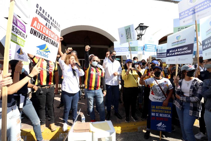 Suman 26 mil 100 las misivas dejadas en Casa Jalisco Con una serenata, académicos, trabajadores administrativos y estudiantes de la Preparatoria 3 de la Universidad de Guadalajara hicieron la entrega, en Casa Jalisco, de 3 mil 100 cartas que apoyan la construcción del Museo de Ciencias Ambientales (MCA) y del Hospital Civil de Oriente por parte de la sociedad jalisciense.   La cuarta Caminata por la Autonomía, la Salud y la Educación, en la que participaron cerca de 800 universitarios, partió alrededor de l