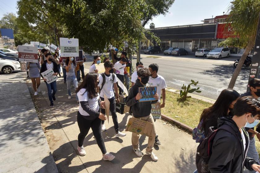 Suman 95 mil 803 cartas firmadas que los universitarios entregan en Casa Jalisco