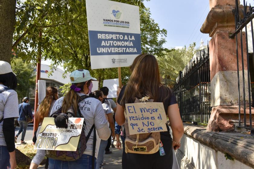 Suman 95 mil 803 cartas firmadas que los universitarios entregan en Casa Jalisco