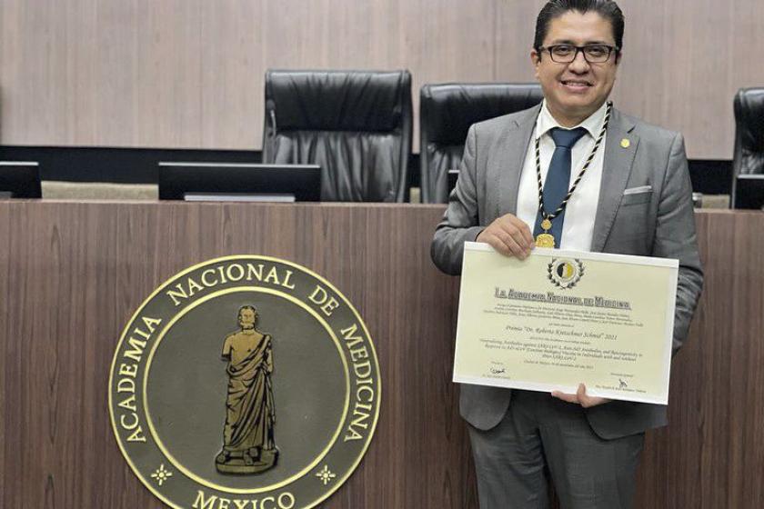 Recibe premio “Dr. Roberto Kretschmer” investigación de la vacuna CanSino, realizada por investigadores de la UdeG