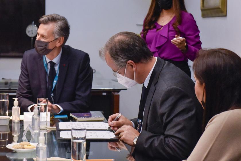 Firman convenio de cooperación UdeG y la Embajada de la república francesaFirman convenio de cooperación UdeG y la Embajada de la república francesa