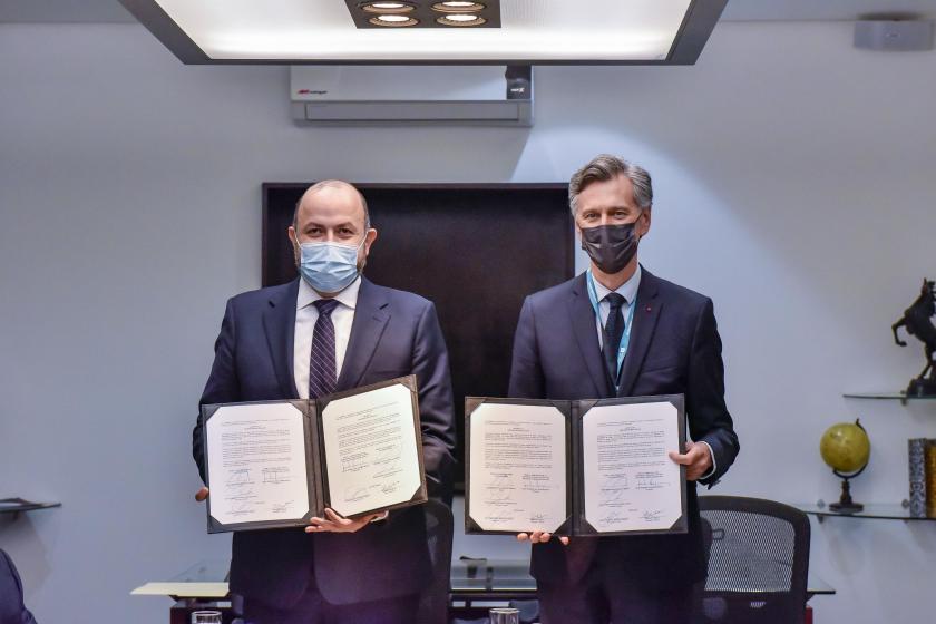 Firman convenio de cooperación UdeG y la Embajada de la república francesaFirman convenio de cooperación UdeG y la Embajada de la república francesa