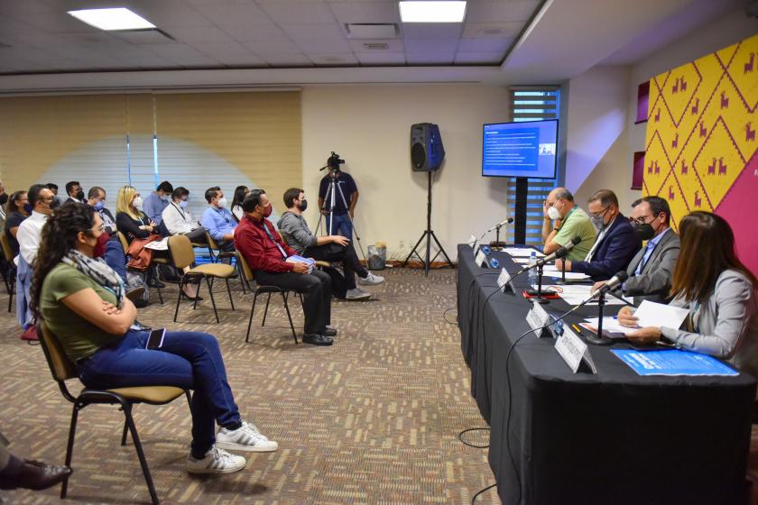 Presentan libro sobre problemas y oportunidades en la pandemia, planteadas 