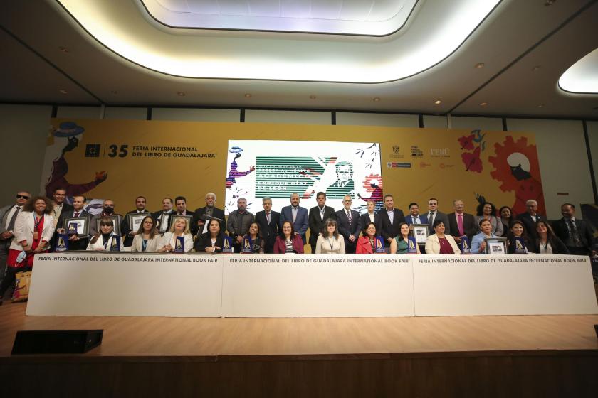 Reciben Presea al Mérito Académico 2021 Enrique Díaz de León Un total de 20 académicos de la Universidad de Guadalajara (UdeG) fueron reconocidos con la Presea al Mérito Académico 2021 Enrique Díaz de León en su XXIV edición, por el Sindicato de Trabajadores Académicos (STAUdeG), que premia su desempeño en la docencia, investigación y extensión.   Durante la ceremonia celebrada en el marco de la Feria Internacional del Libro de Guadalajara (FIL 2021), el Rector General, doctor Ricardo Villanueva Lomelí, exp