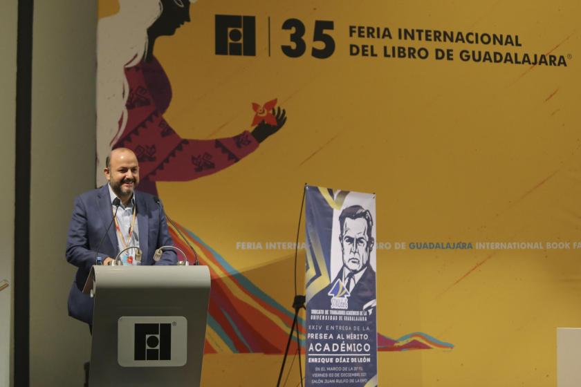 Reciben Presea al Mérito Académico 2021 Enrique Díaz de León Un total de 20 académicos de la Universidad de Guadalajara (UdeG) fueron reconocidos con la Presea al Mérito Académico 2021 Enrique Díaz de León en su XXIV edición, por el Sindicato de Trabajadores Académicos (STAUdeG), que premia su desempeño en la docencia, investigación y extensión.   Durante la ceremonia celebrada en el marco de la Feria Internacional del Libro de Guadalajara (FIL 2021), el Rector General, doctor Ricardo Villanueva Lomelí, exp