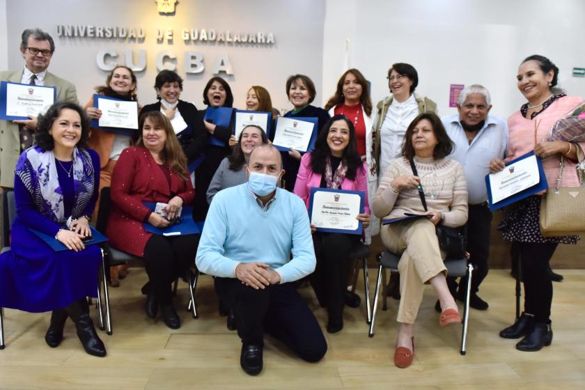 UdeG reconoce a académicos y administrativos del CUCBA por trayectoria universitaria