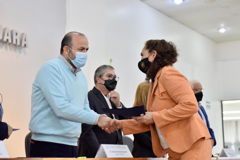 UdeG reconoce a académicos y administrativos del CUCBA por trayectoria universitaria