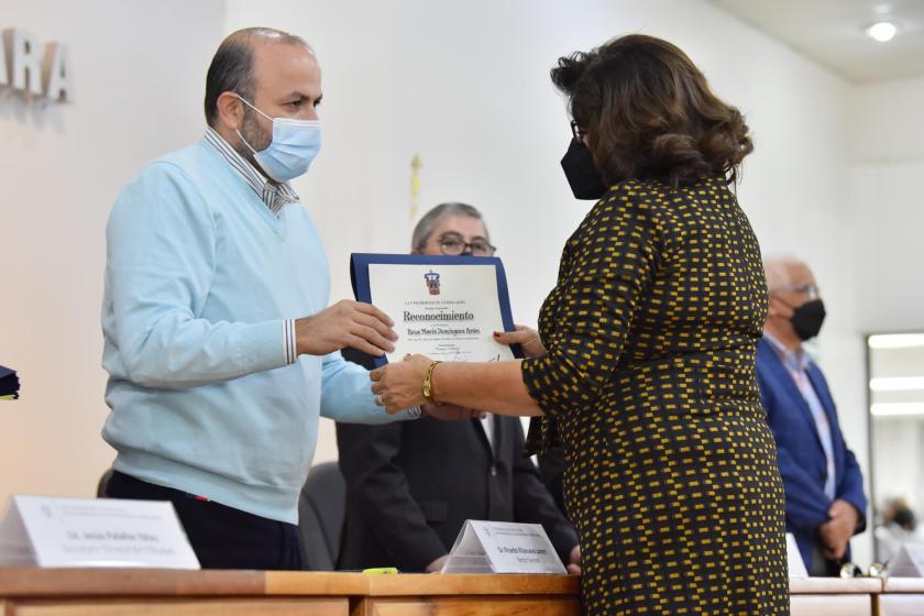UdeG reconoce a académicos y administrativos del CUCBA por trayectoria universitaria