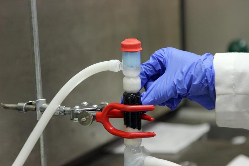 Investigadores sintetizan materiales para remover contaminantes en el agua