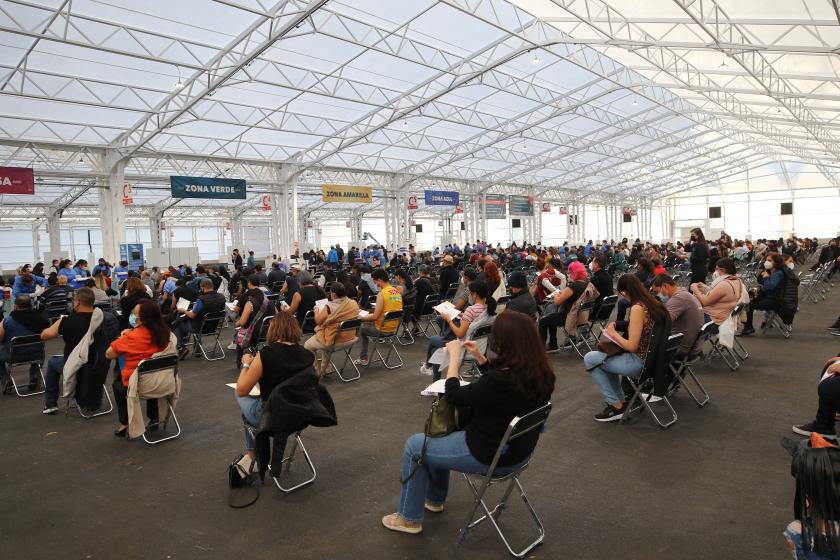 En orden y con rapidez se desarrolla el segundo día de refuerzo de vacunación a docentes y trabajadores de la UdeG en el CCU