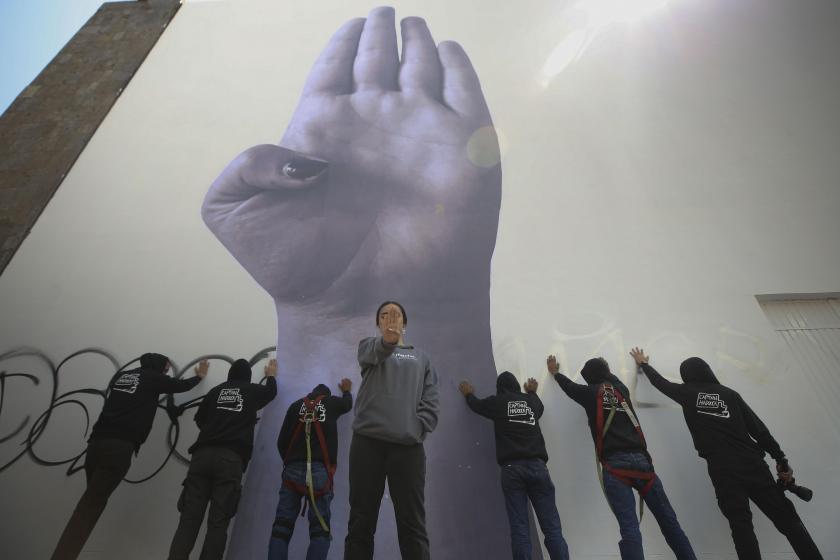 UdeG interviene la Rambla Cataluña con mural y exposición en contra de la violencia de género