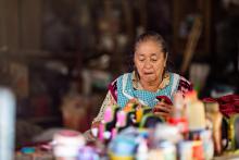 Gestora cultural del CUAAD promueve labor de mujeres artesanas durante 8M y Día Internacional del Artesano